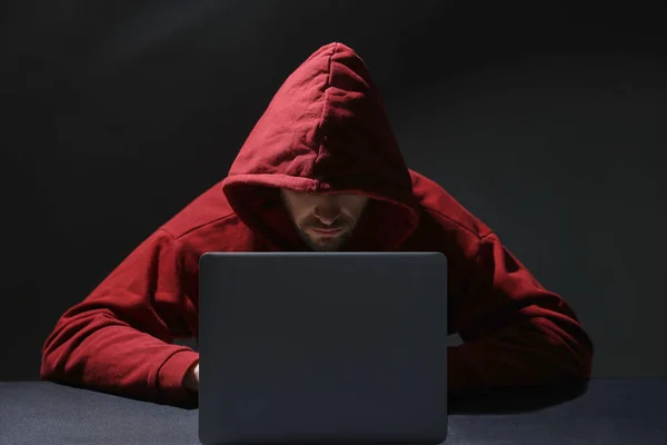 Hacker Jobbar Med Laptop Mörkrummet Cyber Attack — Stockfoto