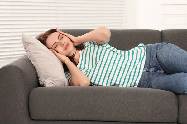 Wanita Muda Menderita Sakit Kepala Sofa Dalam Ruangan Gangguan Hormonal — Stok Foto
