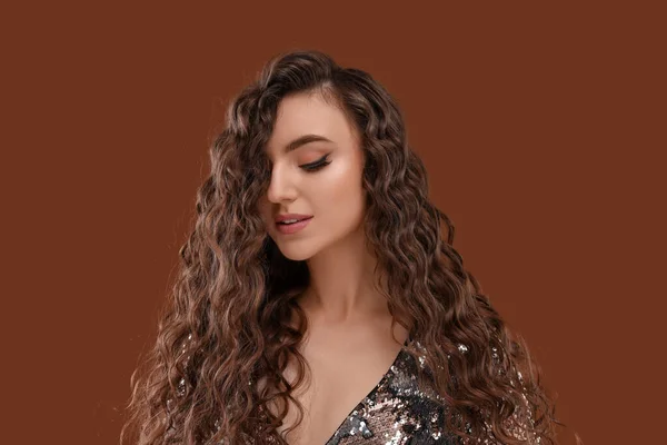Kahverengi Arka Planda Uzun Kıvırcık Saçlı Pullu Elbiseli Güzel Bir — Stok fotoğraf