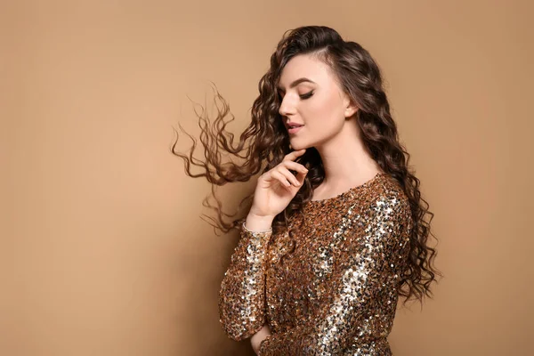 Schöne Junge Frau Mit Langen Lockigen Braunen Haaren Goldenem Paillettenkleid — Stockfoto