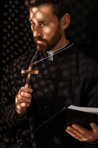 Sacerdote Católico Sotana Sosteniendo Cruz Con Biblia Cabina Confesional — Foto de Stock