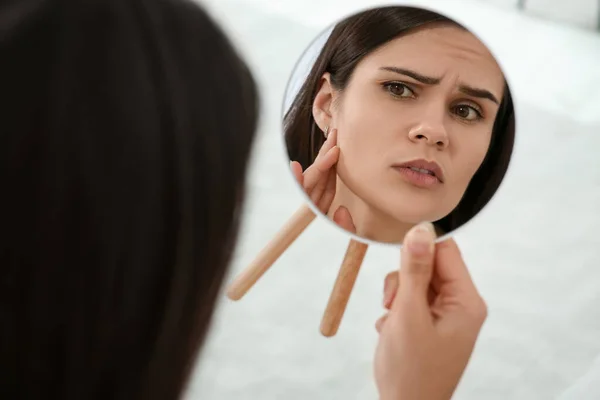 Ung Kvinna Tittar Spegeln Och Vidrör Ansiktet Inomhus Hormonella Störningar — Stockfoto