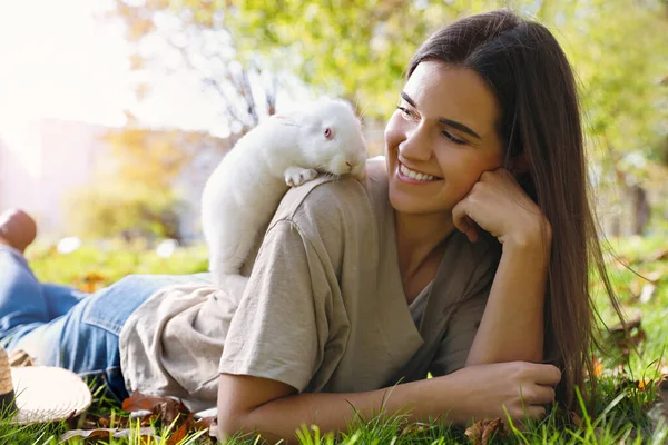 Mujer Feliz Con Lindo Conejo Blanco Hierba Parque — Foto de Stock