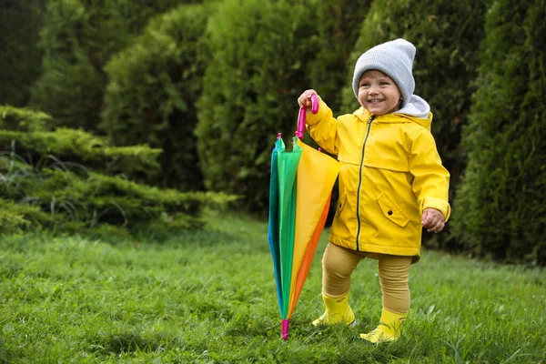 Gadis Kecil Yang Lucu Memegang Payung Berwarna Warni Dan Berdiri — Stok Foto