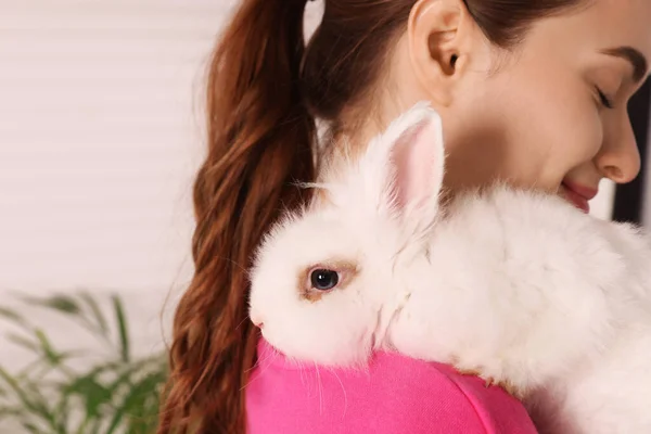 Mujer Con Conejo Blanco Esponjoso Interior Primer Plano Espacio Para — Foto de Stock