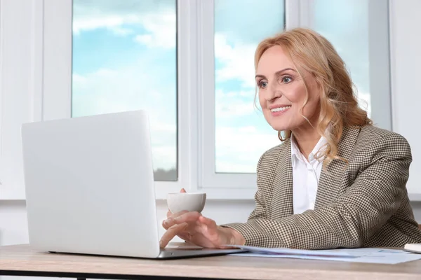 Senhora Chefe Trabalhando Laptop Mesa Escritório Empresária Sucesso — Fotografia de Stock