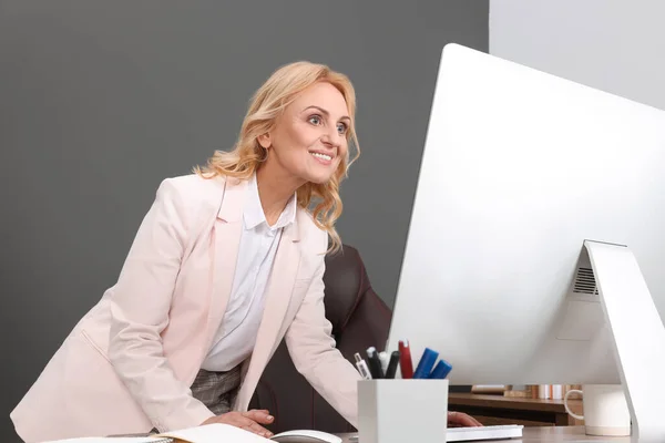 Jefa Feliz Trabajando Computadora Oficina Mujer Negocios Exitosa — Foto de Stock