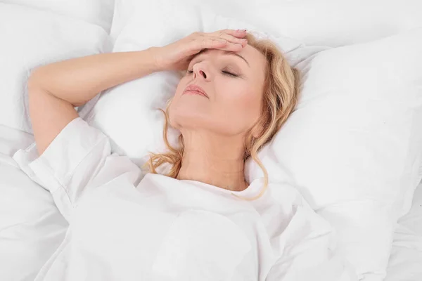 Γυναίκα Που Υποφέρει Από Πονοκέφαλο Στο Κρεβάτι Ορμονικές Διαταραχές — Φωτογραφία Αρχείου