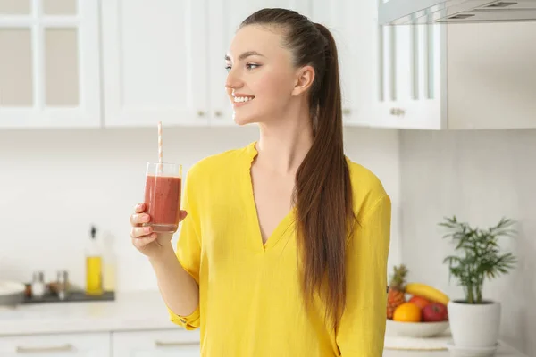 Beautiful Young Woman Delicious Smoothie Kitchen — Foto de Stock