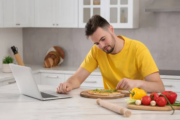 Adam Mutfakta Dizüstü Bilgisayarda Yemek Pişirme Kursuyla Pizza Yapıyor Hobi — Stok fotoğraf