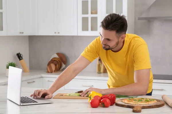 Hombre Viendo Cocinar Curso Línea Ordenador Portátil Mientras Hace Pizza — Foto de Stock
