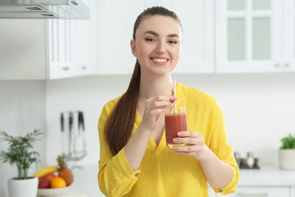 Beautiful Young Woman Delicious Smoothie Kitchen — Foto de Stock