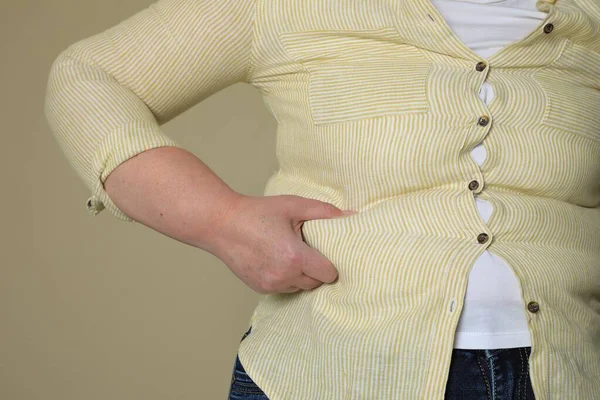 Överviktig Kvinna Tight Skjorta Beige Bakgrund Närbild — Stockfoto