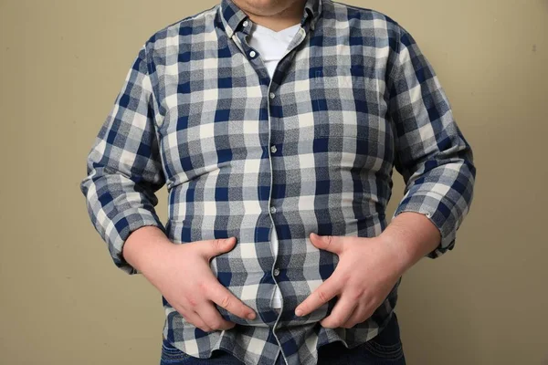 Överviktig Man Tight Skjorta Beige Bakgrund Närbild — Stockfoto