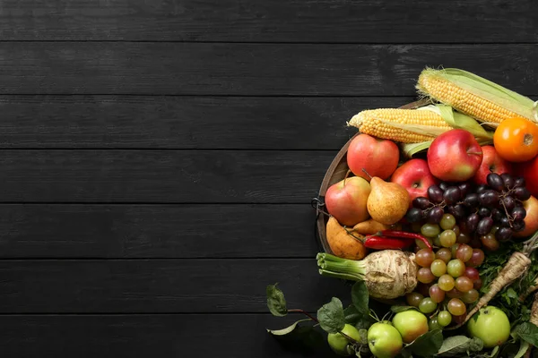 Verschiedenes Frisches Gemüse Und Obst Auf Schwarzem Holztisch Draufsicht Mit — Stockfoto