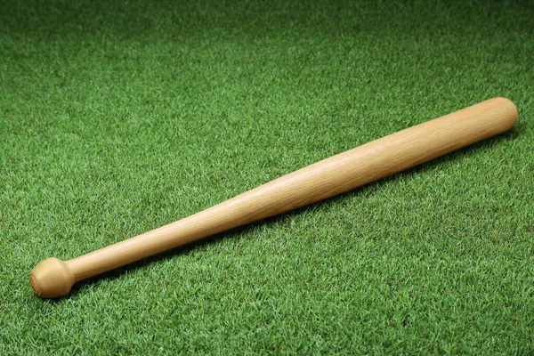 Деревянная Бейсбольная Бита Зеленой Траве Вид Сверху Спортивное Оборудование — стоковое фото