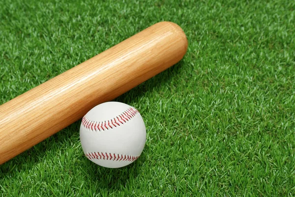 Wooden Baseball Bat Ball Green Grass Closeup Sports Equipment — Stock Photo, Image