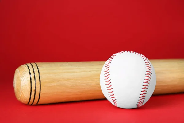 Dřevěná Baseballová Pálka Míč Červeném Pozadí Sportovní Vybavení — Stock fotografie