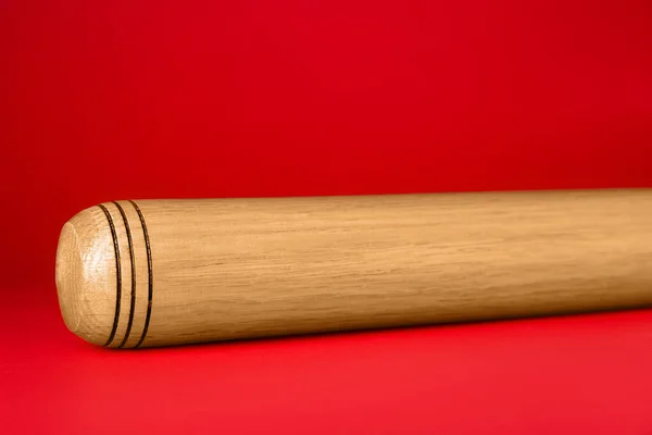 Drewniany Kij Baseballowy Czerwonym Tle Zbliżenie Sprzęt Sportowy — Zdjęcie stockowe