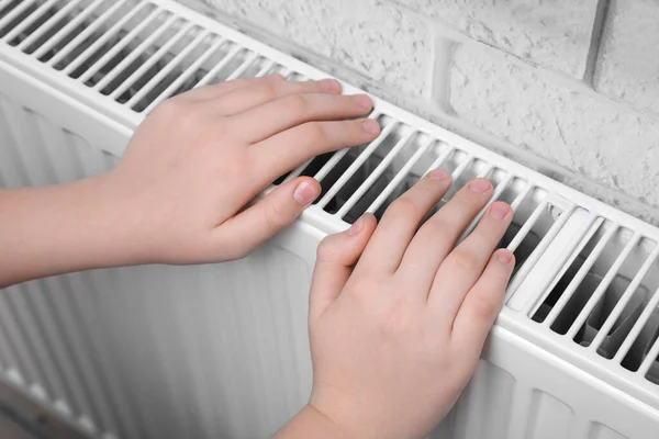Θερμαινόμενα Χέρια Κορίτσι Για Θέρμανση Καλοριφέρ Εσωτερικούς Χώρους Closeup — Φωτογραφία Αρχείου