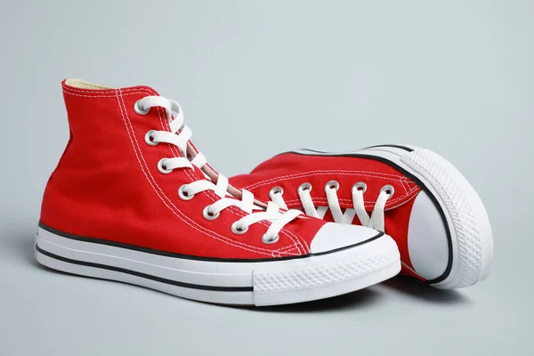 Par Nuevas Zapatillas Rojas Con Estilo Sobre Fondo Gris Claro — Foto de Stock