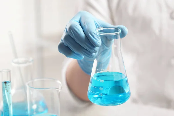 Científico Con Frasco Líquido Azul Claro Laboratorio Primer Plano — Foto de Stock