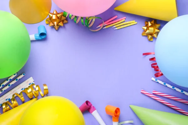 Rahmen Aus Verschiedenen Accessoires Für Geburtstagsfeier Auf Violettem Hintergrund Flach — Stockfoto