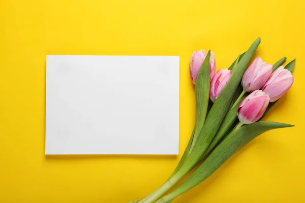 Tulipanes Rosados Tarjeta Blanco Sobre Fondo Amarillo Posición Plana Espacio — Foto de Stock