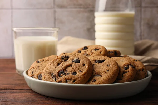 Delicious Chocolate Chip Cookies Milk Wooden Table Closeup — Stock Photo, Image