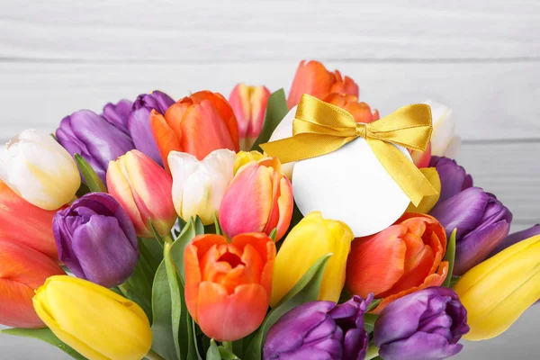 Букет Красивих Різнокольорових Тюльпанів Порожньою Листівкою Білому Дерев Яному Тлі — стокове фото
