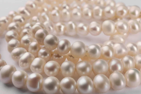 Elegante Perlenkette Auf Weißem Hintergrund Nahaufnahme — Stockfoto