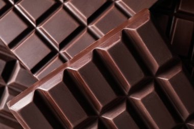 Arka plan olarak pek çok lezzetli siyah çikolata, üst görünüm