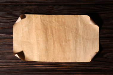 Ahşap masa üzerinde eski parşömen kağıtları, üst görünüm