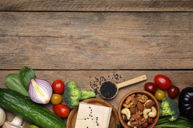 Tahta masada farklı sebzeler, düz yatak ve yazı için yer. Vejetaryen diyeti