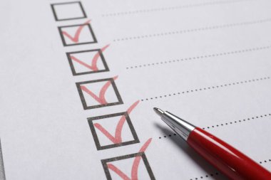 Kağıt üzerinde kalem ve çek kutuları, yakın plan. Kontrol Listesi