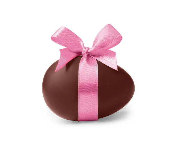 ホワイトにピンクの弓で隔離された甘いチョコレートの卵 — ストック写真