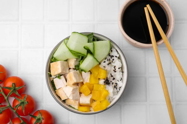Köstliche Poke Schüssel Mit Fleisch Reis Und Gemüse Auf Weißem — Stockfoto