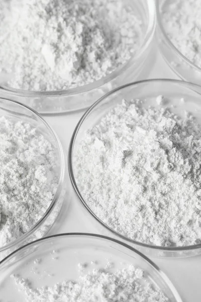 Beyaz Masanın Üzerinde Kalsiyum Karbonat Tozu Bulunan Petri Kapları Yakın — Stok fotoğraf