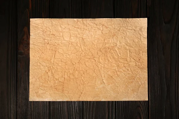 Ahşap Masa Üzerinde Eski Parşömen Kağıtları Üst Görünüm — Stok fotoğraf