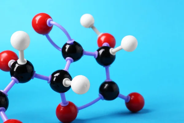 Vitamin Molekula Világoskék Háttérrel Közelkép Kémiai Modell — Stock Fotó