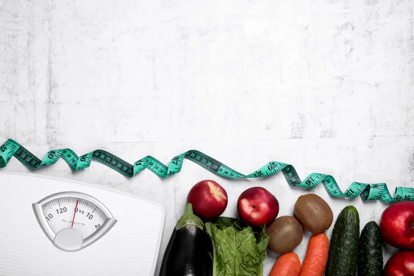 Waagen Maßband Frisches Obst Und Gemüse Auf Hellgrau Strukturiertem Tisch — Stockfoto