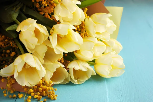 Ramillete Con Hermosos Tulipanes Flores Mimosas Sobre Mesa Madera Azul —  Fotos de Stock
