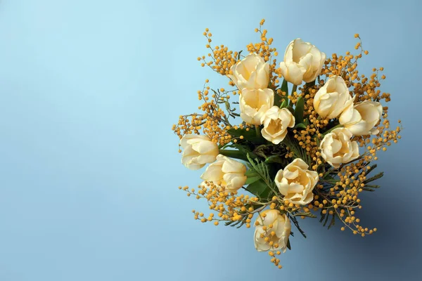 Boeket Met Prachtige Tulpen Mimosa Bloemen Lichtgrijze Achtergrond Bovenaanzicht Ruimte — Stockfoto