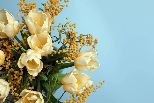 Bukett Med Vackra Tulpaner Och Mimosa Blommor Ljusgrå Bakgrund Ovanifrån — Stockfoto