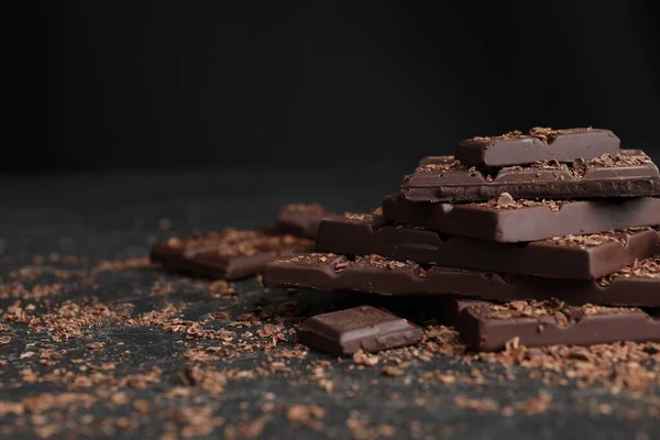 어두운 맛있는 초콜릿 조각들 조각들 클로즈업 원문을 — 스톡 사진