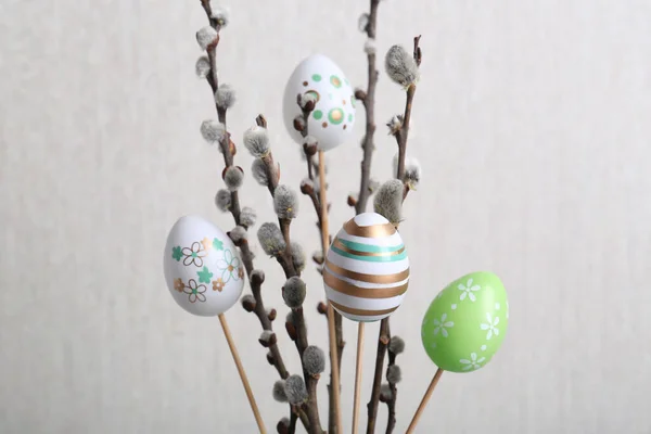 Schöne Weidenzweige Mit Bemalten Eiern Auf Hellgrauem Hintergrund Osterdekoration — Stockfoto