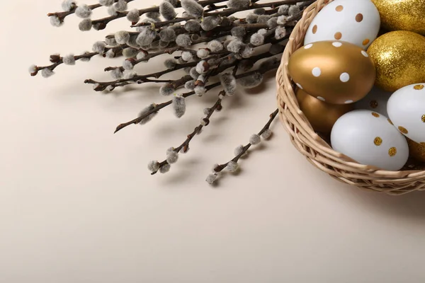 Süslü Paskalya Yumurtaları Bej Arka Planda Söğüt Dalları Olan Hasır — Stok fotoğraf