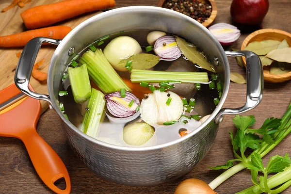 Pote Ingredientes Diferentes Para Cozinhar Caldo Saboroso Mesa Madeira — Fotografia de Stock