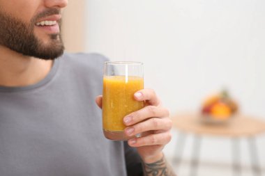 Evde nefis smoothie 'si olan bir adam, yakın plan. Metin için boşluk
