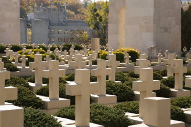 Mezarlıkta bir sürü granit mezar taşı var. Dini gelenek